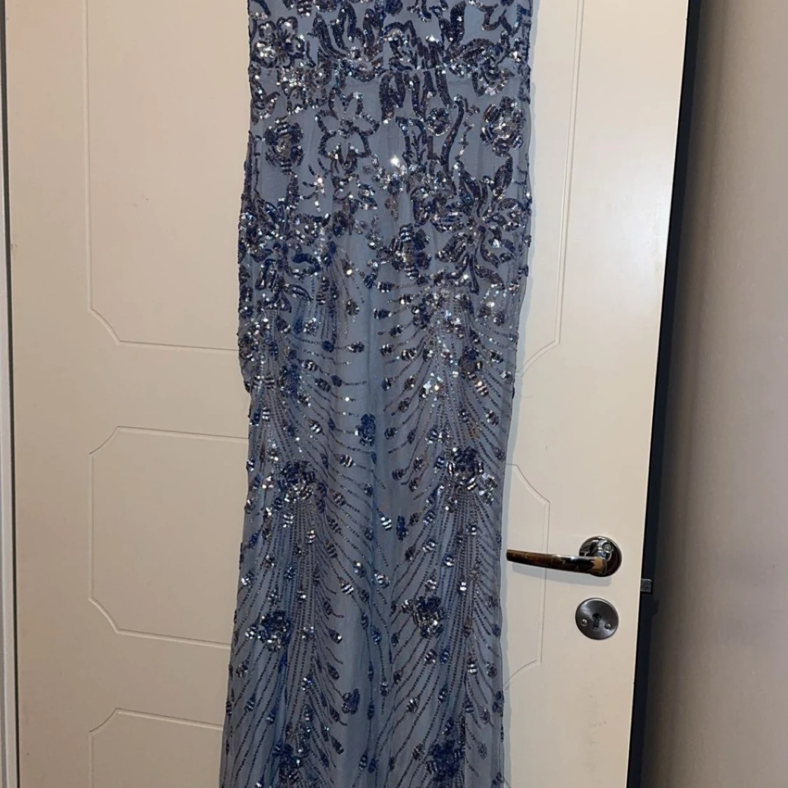 Ljusblå långklänning med paljetter