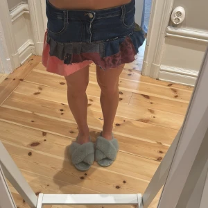 Volangkjol - Midjemått rakt över är 31cm men är väldigt stretchig så går att strecha ut till 37cm💘💘