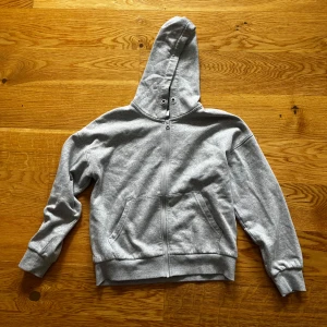 Grå zip-up hoodie - Säljer då den är för liten✨ Storlek 146/152