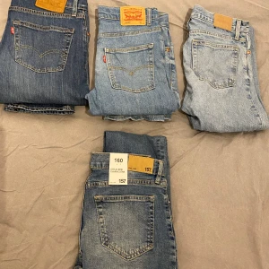 Fyra par Levis jeans i olika blå nyanser - Fyra par klassiska Levis jeans i olika blå tvättar. Alla har raka ben och femficksdesign med Levis ikoniska läderpatch bak. Passar perfekt till vardags och har den typiska röda Levis-taggen på bakfickan.