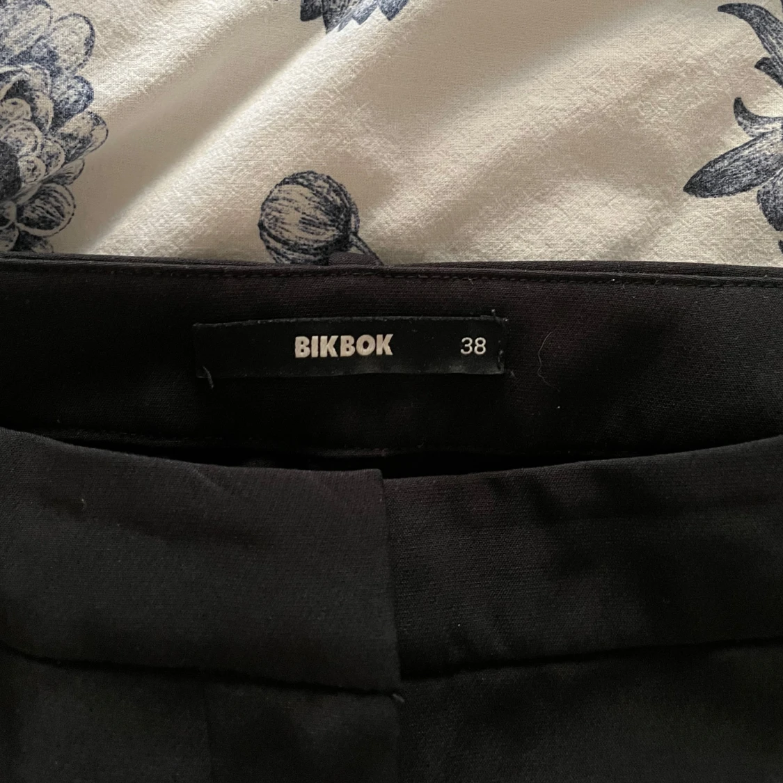 Svarta lågmidjade kostymbyxor från BikBok - 3