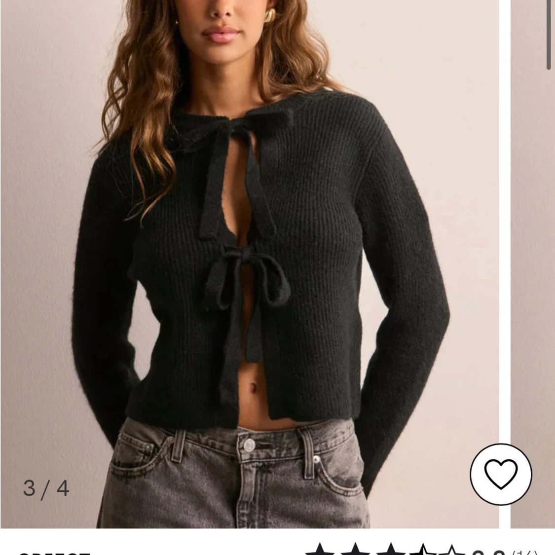 Stickad tröja med rosetter 