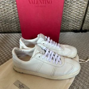 Valentino Flycrew skor vit - Vita Valentino Flycrews | Strlk 41 passar 42 | Befintligt skick se bilder | Kontakta oss vid frågor  | INGA BYTEN! Box ingår ej!