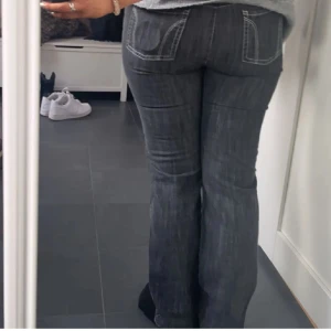 Lågmidjade bootcut - Super snygga lågmidjade jeans, dom formar jätte bra vid rumpan och är super snygga. Dom är utsvängda vid benen och är perfekta vid benen för mig som är 165. Dom är nyköpta MEN sitter däremot lite för tajt för mig i rumpan så jag har endast testat dom på en gång: därav priset. Nypris: 850 kr. 