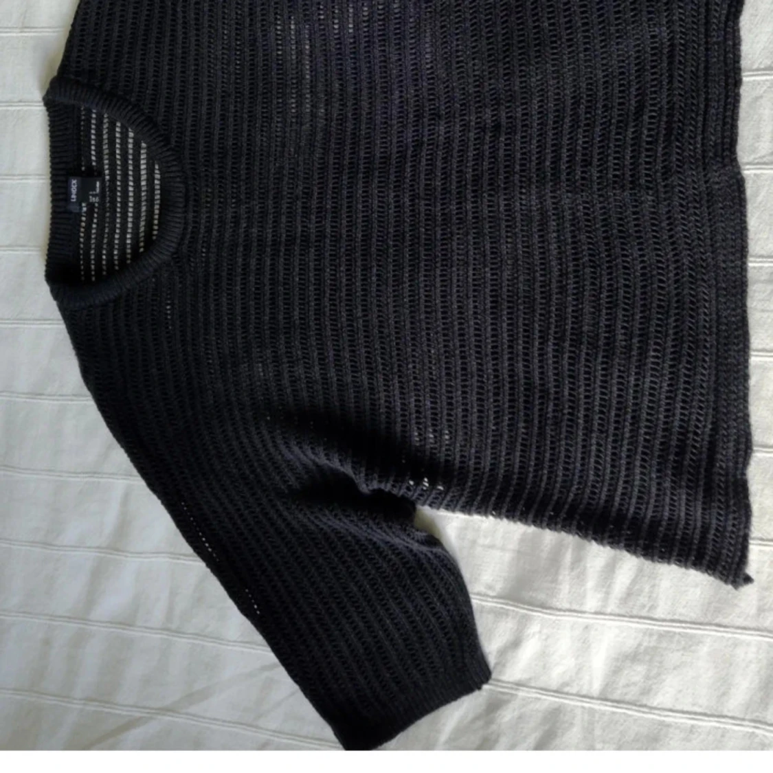 Svart stickad see through tröja från Lindex med korta ärmar  - 3