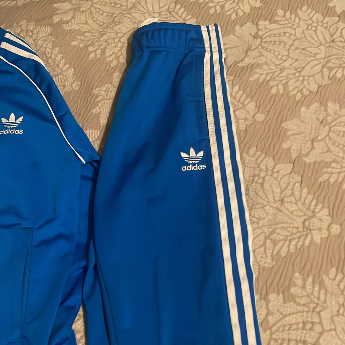 Blå Adidas träningsbyxor med vita ränder - 1