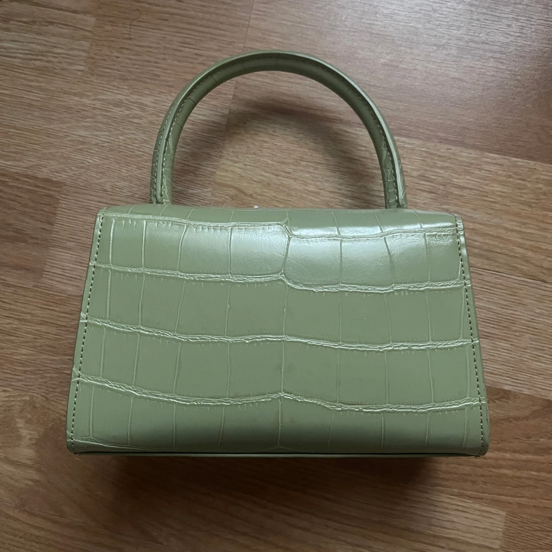 Ljusgrön handväska med krokodil mönster - 1