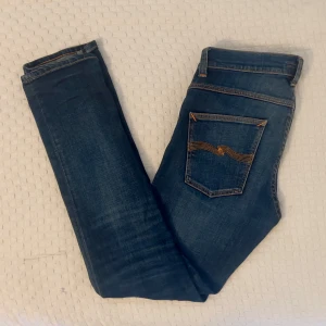 Nudie Jeans - Riktigt feta Nudie jeans i mörkblå färg, är i superbra skick och har knappt blivit använda. Storleken är W30 L32 och modellen är Grim-Tim. Eftersom jeansen kommer från märket Nudie så kan man lämna in dem på lagning gratis ifall man skulle få hål i dem. Priset är inte ristat i sten, skriv vid minsta frågor eller funderingar🙌
