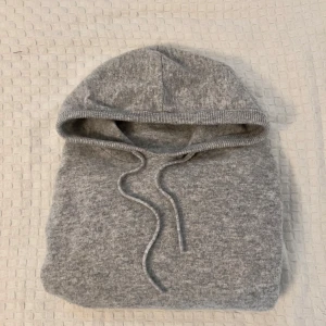 Kashmir Hoodie - Otroligt snygg och skön Kashmir hoodie. Storleken på hoodien är S men den passar även M. Priset är inte ristat i sten, kan gå ned vid snabb affär. Skriv vid minsta frågor eller funderingar🙌