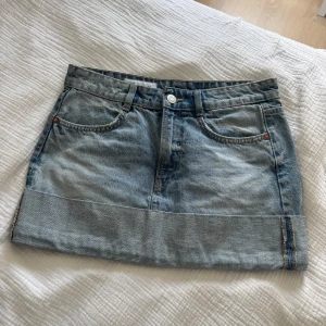 Uppvikt jeanskjol zara - Uppvikt jeanskjol från zara i strl M, nyskick!