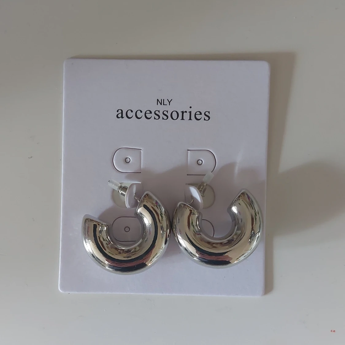 Silverfärgade örhängen från NLY Accessories