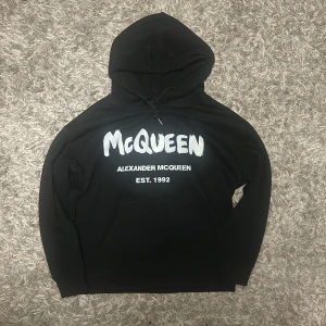 Alexander McQueen hoodie - Säljer en Häftig Alexander mcqueen hoodie i fantastiskt skick! Skick: 9,5/10🥂 Pris: 2399🎗️ Storlek: S♣️ Snabbaffär = priset sänks-SERIÖSA BUD🔓 OBS‼️Logan/tagen inuti Hoodien har tyvärr gått sönder så den sitter ej på hoodien längre!