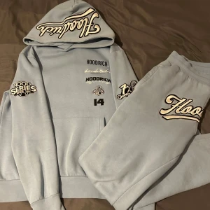 Ljusblå hoodie från Hoodrich - Hoodrich set med hoodie och mjukisbyxor Storlek(tröjan): XS  Storlek(byxan): M Nypris: 1600 Säljer hela settet i samma paket. 