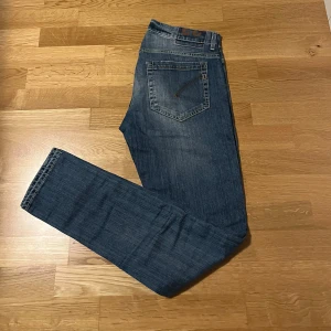 Blåa Dondups - Tjena! Säljer nu mina snygga jeans från Dondup Skicket på Jeansen är 9/10 som nya! Dondupsen är i storlek 33,vid fler bilder/frågor är de bara att höra av sig! Modell George