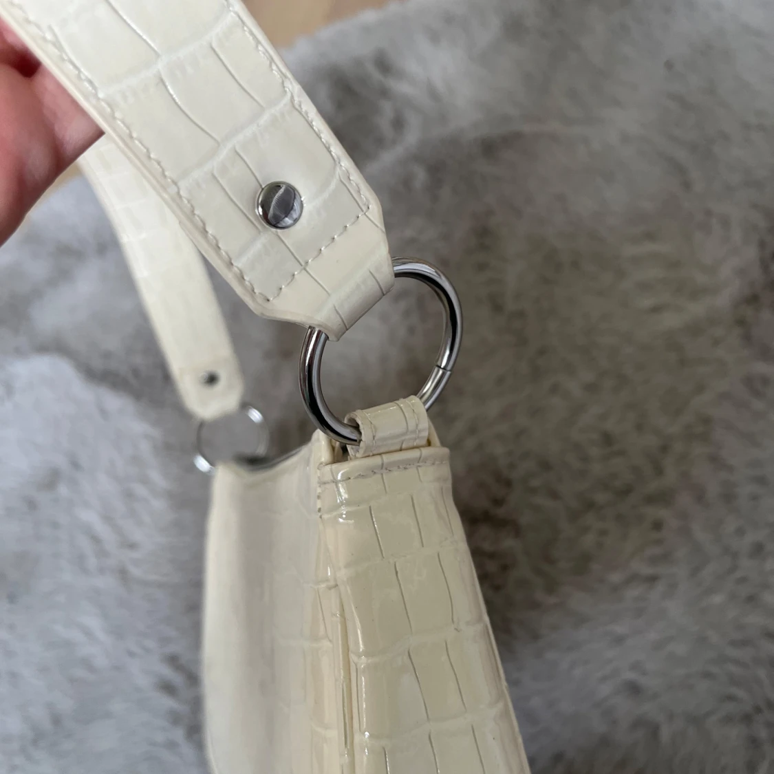 Vit handväska i typ vit läder  - 1