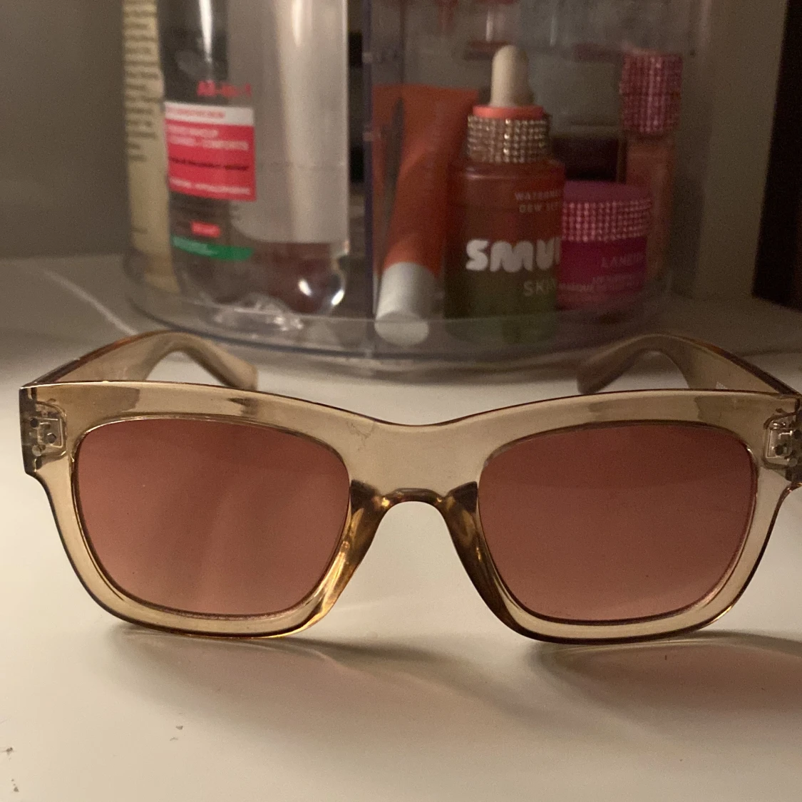 Beige solglasögon med rosa glas från Abocado