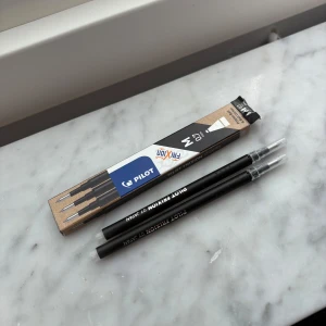 Pilot Frixion refillpatroner 0.7mm svart - Säljer en förpackning med svarta refillpatroner till Pilot Frixion-pennor, 0.7mm. 2 kvar av 3 styckna då jag bara behövde en, köpt 75kr på penstore. Pris kan diskuteras 