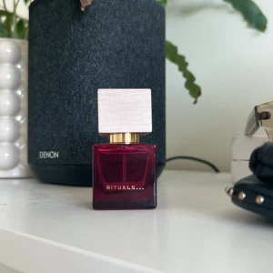 Röd parfymflaska från Rituals - säljer rituals nyaste parfym, helt oanvänd. Nypris 500