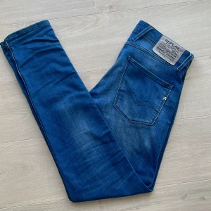 Replay Jeans  - Säljer ett par jeans från Replay. Jeansen i modellen ”Anbass”, och är även i toppenskick, 9/10! Modellen på bilden är 183 cm lång och väger ca 73 kg. Hör av dig vid intresse! 