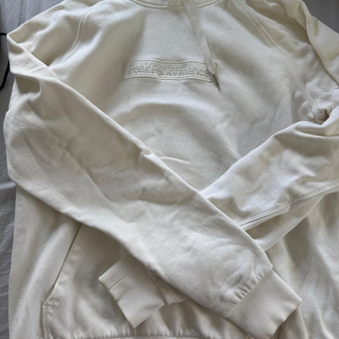 Vit hoodie från Peak Performance