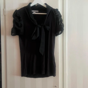 Svart blus med puffärmar och rosett - Snygg svart blus med korta puffärmar 😍