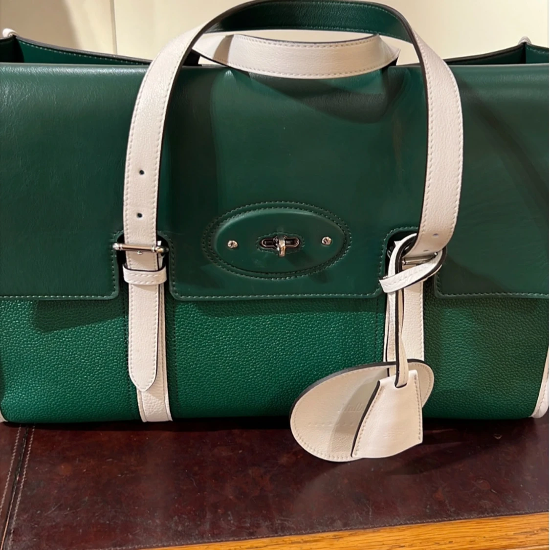 Grön och vit handväska med detaljer