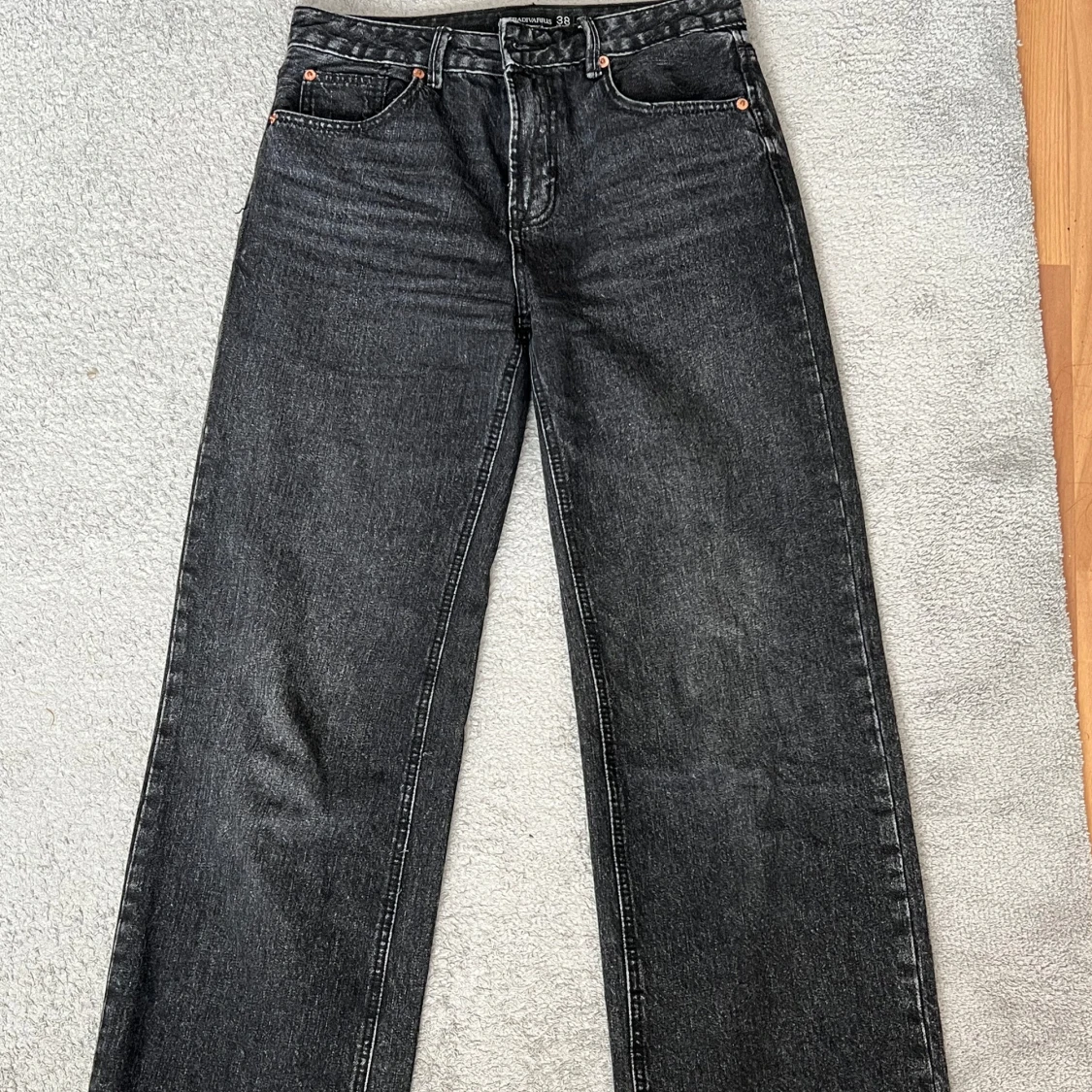Svarta wide jeans från Stradivarius