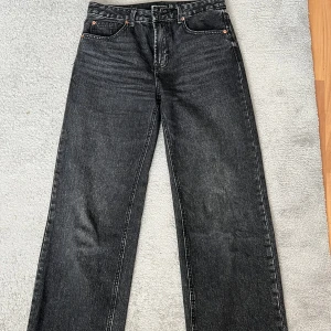 Svarta wide jeans från Stradivarius - Säljer ett par svarta jeans från Stradivarius i modell wide. De är använda få gånger. Nypris 499:- mitt pris 270:-