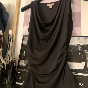Svart ärmlös topp från H&M - Hej säljer en jätte fin topp från h&m, de är använd 2 gånger, jätte fin till middagar och fest, den har häng på bröstet, den går in i midjan vilket gör att den sitte jätte fint, i storlek xs men pappa S!!❤️❤️❤️