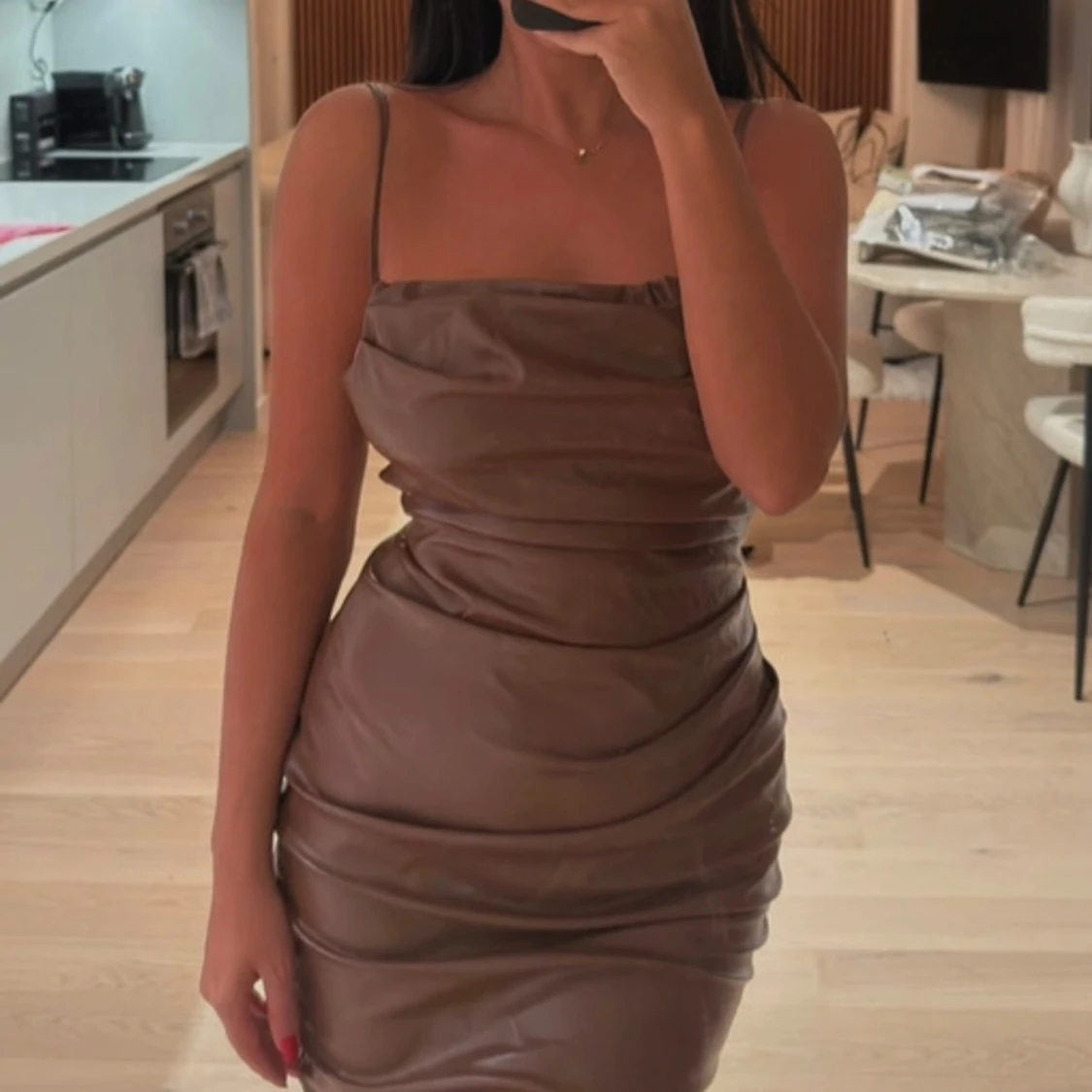 Brun figurnära klänning med smala axelband - 1