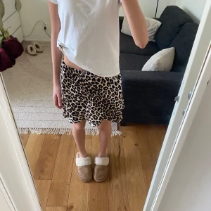 Leopardmönstrad kjol - Säljer en kort kjol med leopardmönster. Kjolen har en lätt utställd form och är i ett mjukt, tunt material som känns skönt mot huden. 