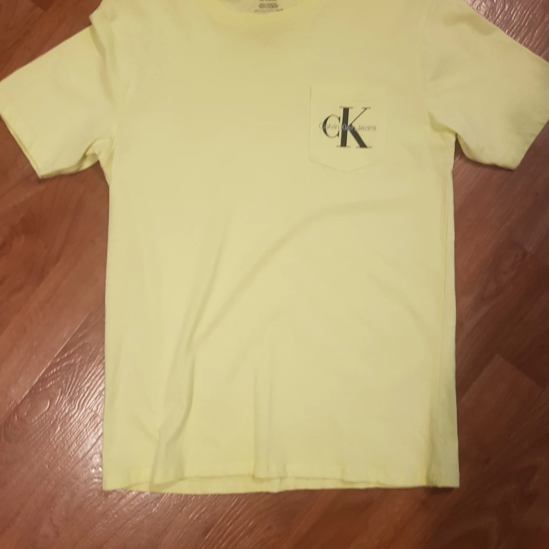 Gul t-shirt från Calvin Klein Jeans