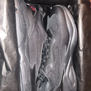 Svarta sneakers från Hugo - Säljer ett par svarta sneakers från Hugo med chunky sula och diskret logga på hälen. Skorna har snörning och är tillverkade i en mix av syntet och textil. Perfekta för dig som gillar stilrena och moderna sneakers.