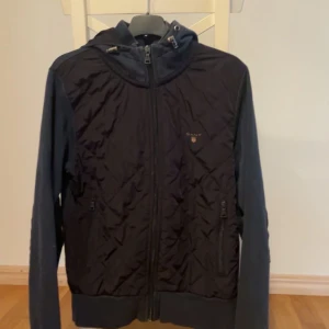 Svart quiltad jacka med huva från Gant - Carsigan från gant