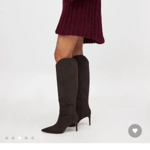 Spetsiga boots med stilettklack  - Riktigt snygga boots från Lovisa Wallins kollektion på NA-KD. Använda vid ett tillfälle och är tyvärr inte till anvedning längre❣️Nypris: 899