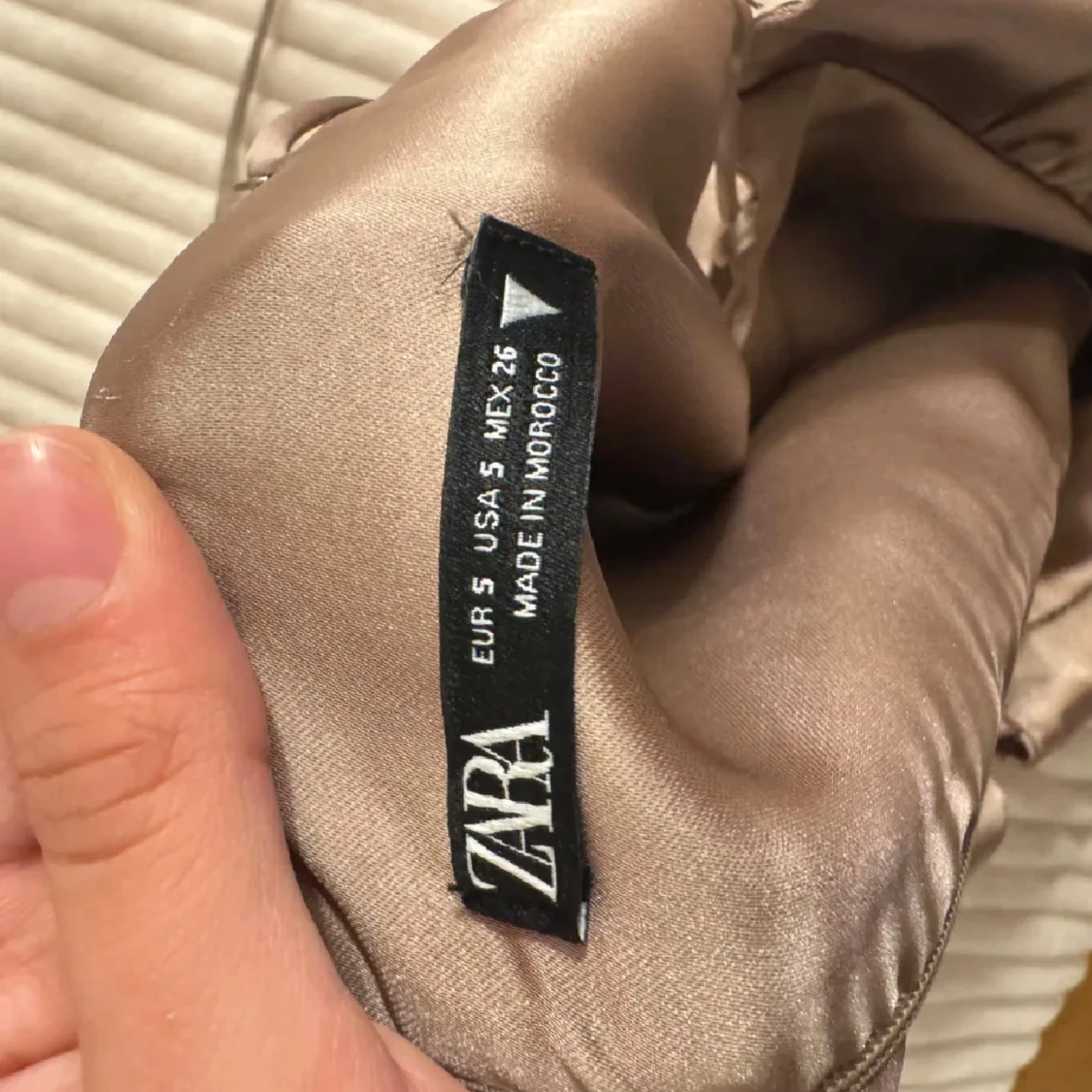 Champagnefärgad satinlinnetopp med snörning - 4