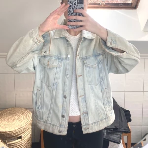 Ljusblå oversized jeansjacka - Säljer en ljusblå jeansjacka med klassisk krage och knäppning framtill. Jackan har två bröstfickor med lock och två sidofickor. Den är i strl S men passformen är oversized. Jackan är använd men inga starka synliga defekter❤️