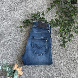 Blå Replay Hyperflex jeans - | BLÅ REPLAY HYPERFLEX TILL SÄLJES | Byxorna är i utmärkt skick | 10-12 / 140-150 | Hör av dig vid minsta fråga! | Rimligt pris som inte är hugget i sten |
