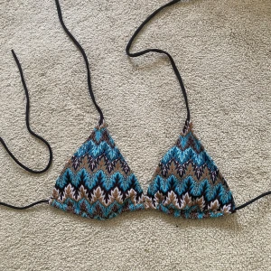 Mönstrad trekantsbikini  - Säljer en snygg massoini liknande trekantsbikini, köpt i Grekland.  