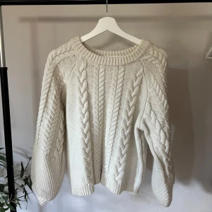 Vit stickad tröja  - Mysig vit stickad 🤍 