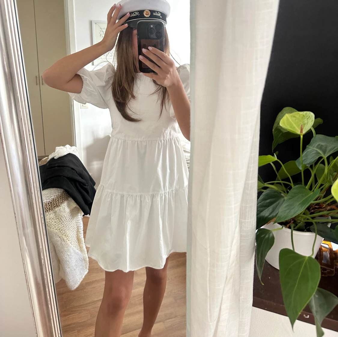 Vit kortklänning med puffärmar och öppen rygg - 2