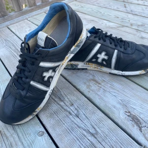 Premiata trainers - Tjena! Säljer dessa riktigt snygga premiata skor, i ett fint skick. Skorna är perfekt nu inför sommaren och otroligt sköna att ha på sig, så om du vill ha ett par designerskor för en billig peng så är det bara att slå till, skriv gjärna om ni har några övriga funderingar kring skorna. Mvh Dalarna_resell😉🍾