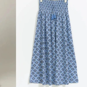 Somrig fin mönstrad långkjol  - Säljer nu min jätte fina mönstrade långkjol som jag köpte förra sommaren på Gina tricot. Där dom två snörena hänger ut så är det en söm som har gått upp (se bild 2) men det är inget man tänker på och kjolen funkar att knyta och så som vanligt men annars har den inga andra defekter. Den är köpt från barnavdelningen men skulle säga att den sitter som S eller XS❣️säljer pga att den inte kommer till användning❣️