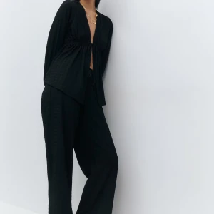 Textured set - Gina Tricot - Säljer hela setet tillsammans, endast använt ett fåtal gånger  Toppen - strl S Byxorna - strl M