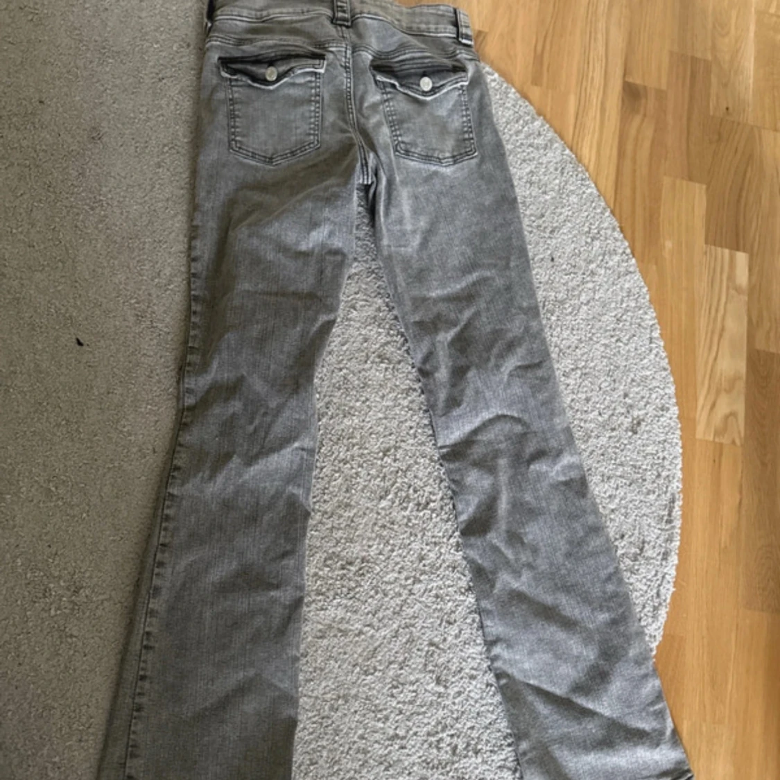 Grå bootcut jeans från H&M - 2
