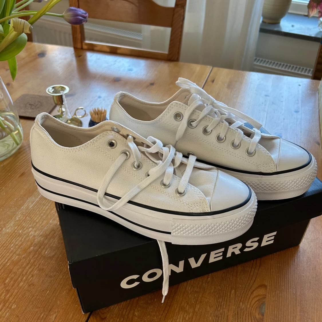 Vita Converse med platå