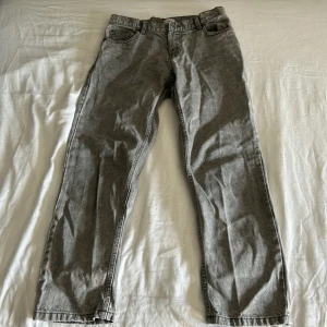 Grå grunt jeans - Ett par grå grunt jeans perfekt till den personen som gillar ett par snygga grunt jeans.
