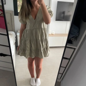 Grön sommarklänning  - Super söt grrön kortklänning med  korta puffärmar. Jätte bekväm och perfekt inför sommaren. Perfekt skick🙌🏻