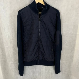 J Lindeberg cardigan - Riktigt soft cardigan av J Lindeberg. Modellen är 185. Storlek M, fint skick.
