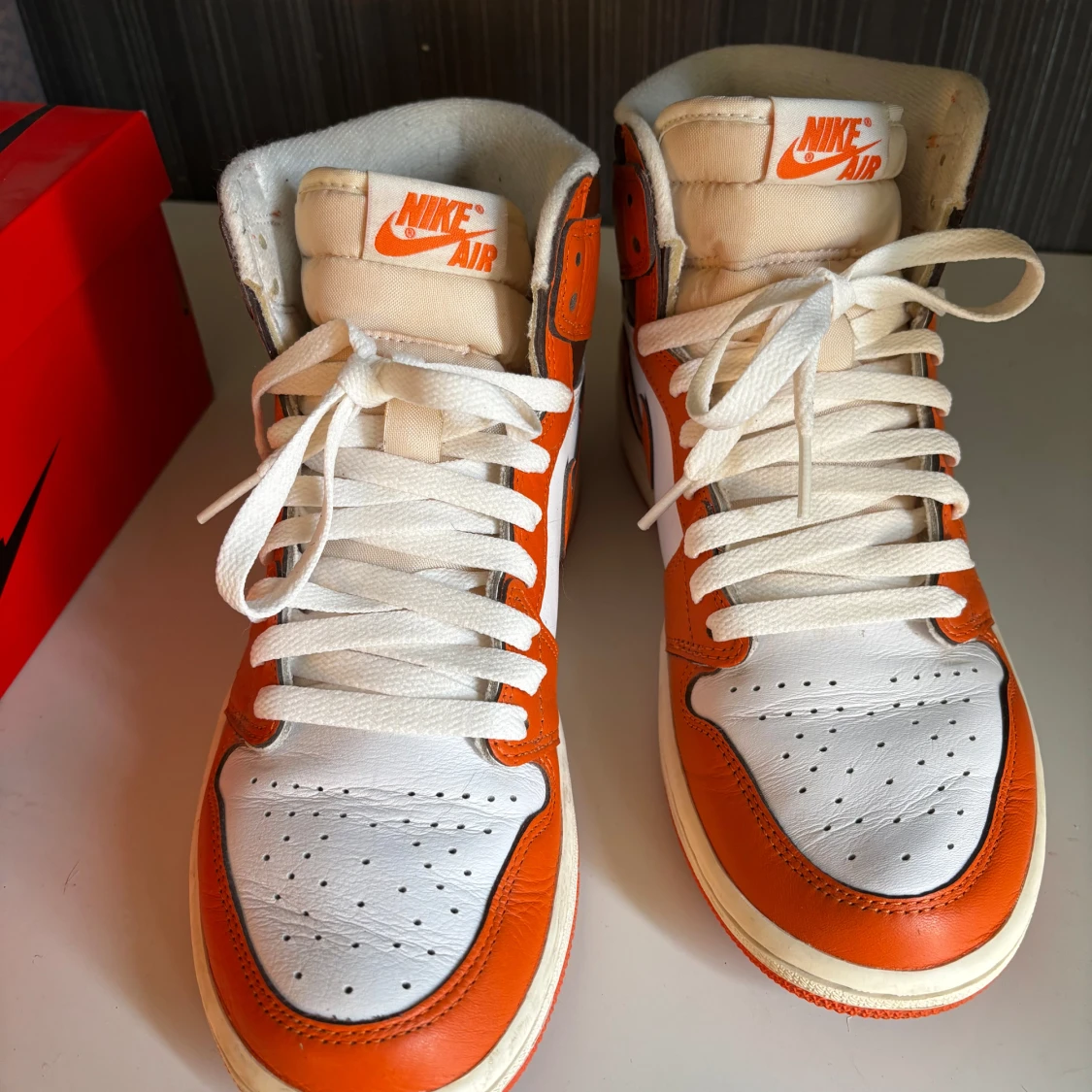 Nike Air Jordan 1 High OG orange och vita - 2